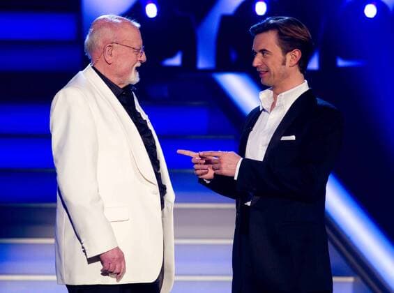 Roger Whittaker (li.,GBR) und Moderator Florian Silbereisen (GER) - ARD Liveshow Das Frühlingsfest der Überraschungen Die große Jubiläumsshow aus der Erdgas Arena in Riesa
