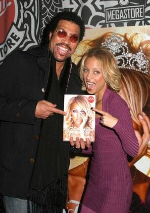 Nov. 10, 2005 - New York, New York, U.S. - K45878PSC.NICOLE RICHIE SIGNS COPIES OF HER BOOK THE TRUTH ABOUT DIAMONDS AT VIRGIN MEGASTORE TIMES SQUARE NEW YORK New York 11-10-2005. - 2005.NICOLE RICHIE FATHER LIONEL RICHIE New York U.S.  - ZUMAsb3