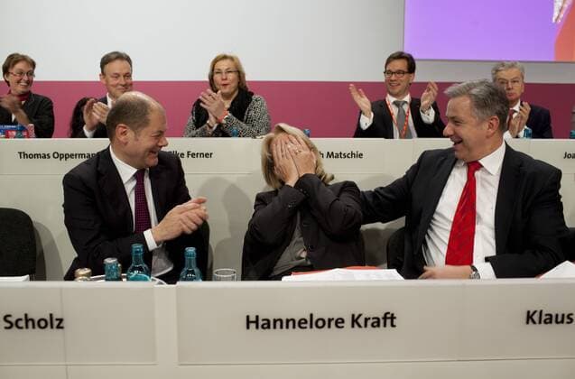 Deutschland, Berlin, Bundesparteitag 2011 der SPD, nach der Wahl von Hannelore Kraft zur stellvertretenden Parteivorsitzenden, links Olaf Scholz, rechts Klaus Wowereit, 05.12.2011