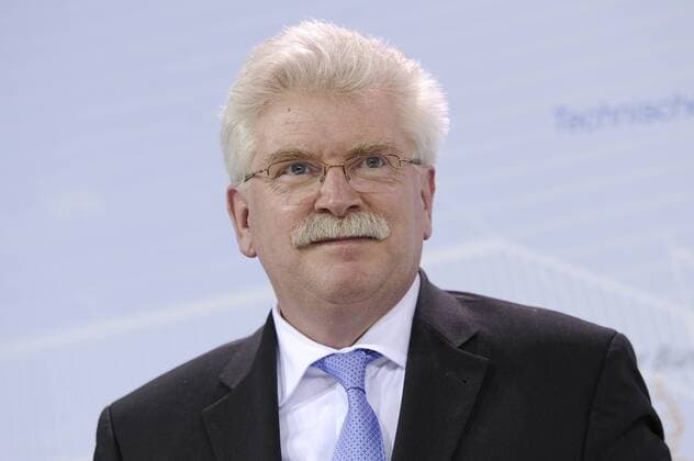 Martin ZEIL (FDP,Wirtschaftsminister Bayern),Brustbild,Portraet,Portrait,Porträt,anlaesslich der Unterzeichnung der Absichtserklärung zum Bavarian International Campus Aerospace & Security (BICAS) im EADS-Headquarters in Ottobrunn am 30.03.2012.