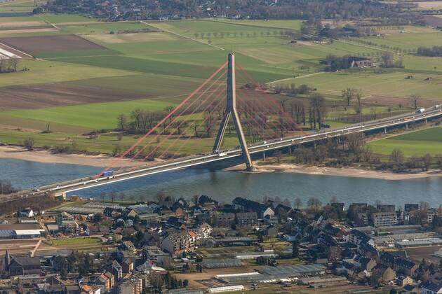Luftbild, Fleher Brücke,einhueftige Mitteltraeger-Schraegseilbrücke, Stahlbetonpylon Stahlbetonbauwerk, Düsseldorf, Rhein, Rheinbrücke, Rheinland, Nordrhein-Westfalen, Deutschland, Europa !ACHTUNGxMINDESTHONORARx60xEURO!