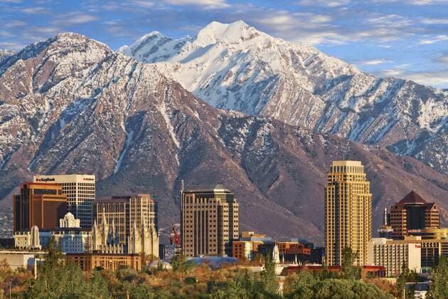 Skyline der Innenstadt von Salt Lake City, hinten die hoch aufragende Wasatchkette, Utah, USA ibljdp02161160