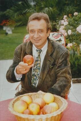 Günter Wewel ( 29. November 1934 in Arnsberg) ist ein deutscher Kammersänger (Bassist) und Moderator sitzt auf der Terrasse und reicht einen Apfel - 1992