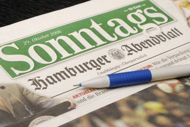 Feature: Hamburger Abendblatt, Sonntags 04 12 thg Symbol: Sonntagsausgabe des Hamburger Abendblattes Deutschland deutsch deutsche Abendblatts Sonntag Sonntagszeitung Zeitung Tageszeitung Print Printmedium Druckerzeugnis Zeitungsseite überregional regional lokal Zeitungsleser Leser Medien Journalismus Zeitungsmarkt quer german newspaper reading sunday