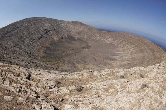 Lanzarote 2012 Vulkan Caldera Blanca, Krater, Kraterkessel, Lavagestein, Geroell, Felsen, Himmel, Mancha Blanca, Lanzarote (E) - 6.-18. März 2012 HOCHxZWEIxSTOCKx xThomasxSuer