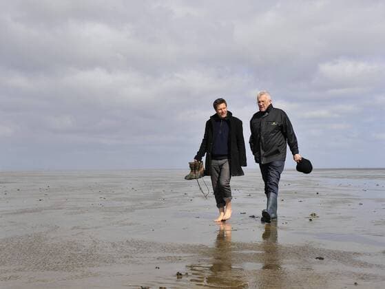 Wattwanderung Grüne Der Spitzenkandidat der Bündnis 90 Die Grünen Robert Habeck (l.) geht zusammen mit dem Minsterpräsidenten von Baden-Württemberg Winfried Kretschmann (B90 Grüne) am Sonntag (15.04.12) durch das Wattenmeer bei Westerheversand (Kreis Nordfriesland). Robert Habeck befindet sich auf Wahlkampftour durch das nördlichste Bundesland, in dem am 6. Mai die Bürger zur Landtagswahl aufgerufen sind. TimxRiedigerx xnordpool