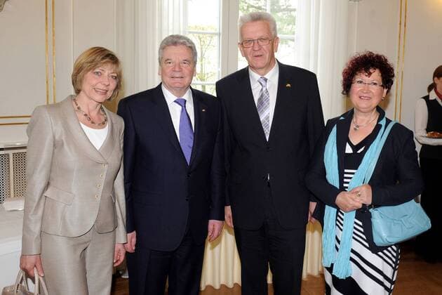 Bundespräsident Joachim Gauck ( GER ) mit seiner Lebensgefährtin Daniela Schadt links und Winfried Kretschmann ( GER Bündnis 90 Die Grünen Ministerpräsident Baden-Württemberg ) mit seiner Ehefrau Gerlinde im Staatsministerium Baden-Württemberg anläßlich seines Antrittsbesuches in Baden-Württemberg am 19.04.2012.
