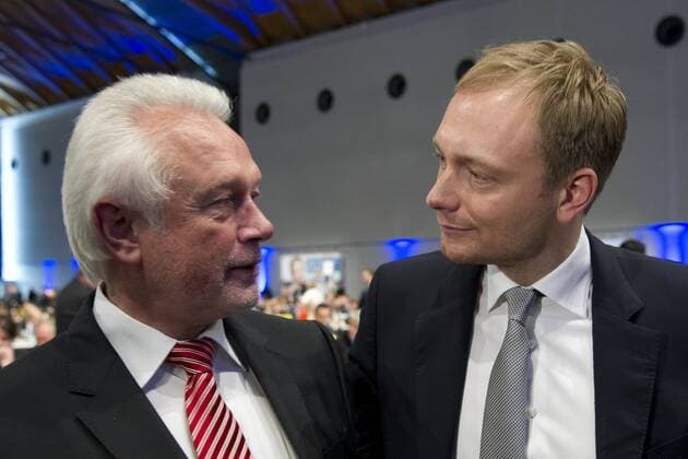 Wolfgang KUBICKI, links, Spitzenkandidat für die Landtagswahl in Schleswig-Holstein, und Christian LINDNER, Spitzenkandidat für die Landtagswahl NRW, posieren gemeinsam nach ihren Reden, 63. ordentlicher FDP-Bundesparteitag vom 21.-22.04.2012 in Karlsruhe, 21.04.2012.
