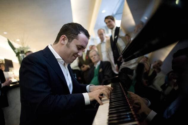 IGOR LEVIT (Pianist) beim Auftaktabend zum 6. Münchner Aids-Konzert in Schumanns Tagesbar, Muenchen 26.04.2012