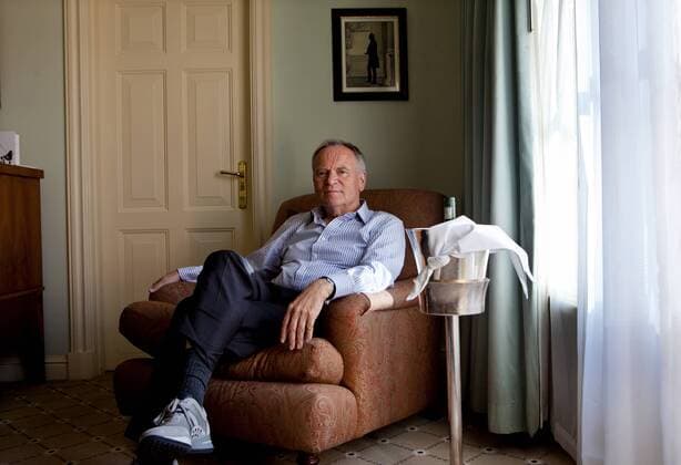 Jeffrey Archer s SA book tour JOHANNESBURG, SOUTH AFRICA ? APRIL 16: Acclaimed British author and former politican Sir Jeffrey Archer on April 16, 2012 in Johannesburg, South Africa during his South African book tour for Sins of the Father . ( Gallo20166801