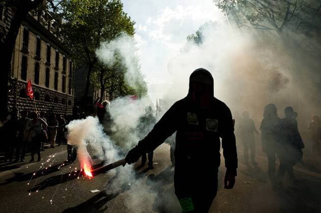 (120501) -- PARIS, May 1, 2012 (Xinhua) -- French workers and citizens take part in a demonstration in Paris, France, for the 1st of May, the May Day. (Xinhua Etienne Laurent) FRANCE-PARIS-MAY DAY-DEMONSTRATION 