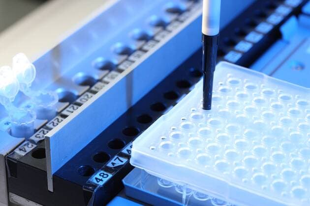 Polizei. Landeskriminalamt, LKA, NRW. Kriminaltechnisches Institut, KTI. DNA Analyse. Spurenträger werden auf DNA Spuren untersucht. DNA wird vom Beweismittel extrahiert und für eine Analyse vorbereitet. Anschliessend bestimmt ein Sequenzer die genaue DNA. Diese Information kann dann mit anderen Spuren verglichen werden und in der DNA Datenbank gespeichert und abgeglichen werden.