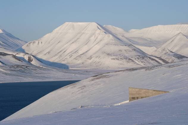Der Eingang zum Svalbard Global Seed Vault , zu deutsch Weltweiter Saatgut-Tresor auf Spitzbergen vor der Kulisse des Adventfjorden, Longyearbyen, Spitzbergen, Svalbard, Norwegen, Europa iblkcl02226626