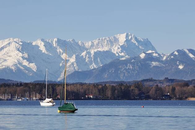 Starnberger See, Blick von Buchscharn, hinten Wettersteingebirge mit Zugspitze, Fünfseenland, Oberbayern, Bayern, Deutschland, Europa ibxman02239123