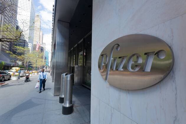 Unternehmen: Pfizer USA, New York City: Pfizer Inc.; Firmenschild am Eingang der Hauptverwaltung