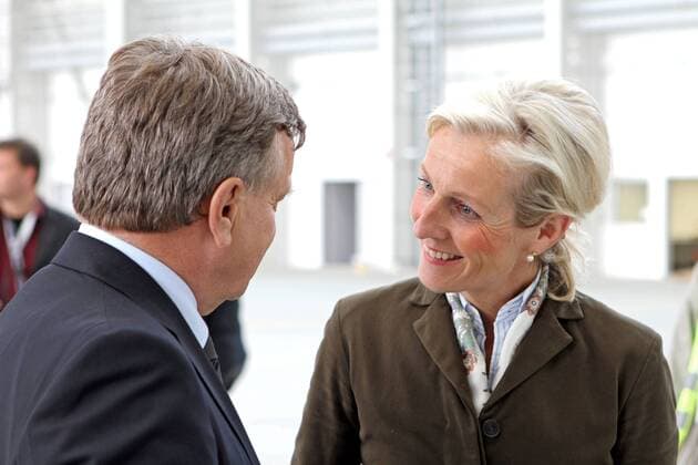 Schlüsselübergabe Wartungshangar des Flughafens Berlin Brandenburg. Hartmut Mehdorn ( GER CEO airberlin ) und Sybille von Obernitz ( GER CDU Senatorin für Wirtschaft, Technologie und Forschung in Berlin ) anlässlich der Schlüsselübergabe für den ersten Wartungshangar der Fluggesellschaften Air Berlin und Germania am 07.05.2012 am zukünftigen Flughafen Berlin Brandenburg.
