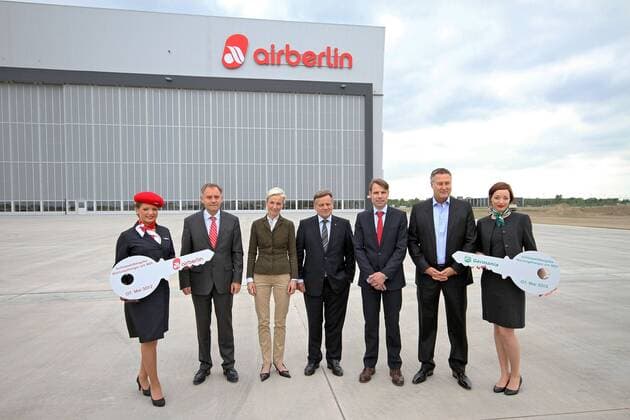Schlüsselübergabe Wartungshangar des Flughafens Berlin Brandenburg. (l-r) Professor Rainer Schwarz ( GER Sprecher der Geschäftsführung der Flughafen Berlin Brandenburg GmbH ), Sybille von Obernitz ( GER CDU Senatorin für Wirtschaft, Technologie und Forschung in Berlin ), Hartmut Mehdorn ( GER CEO airberlin ), Andreas Wobig ( GER Geschäftsführer Germania ) und Jürgen B. Harder ( GER Geschäftsführer Harder & Partner ) anlässlich der Schlüsselübergabe für den ersten Wartungshangar der Fluggesellschaften Air Berlin und Germania am 07.05.2012 am zukünftigen Flughafen Berlin Brandenburg.