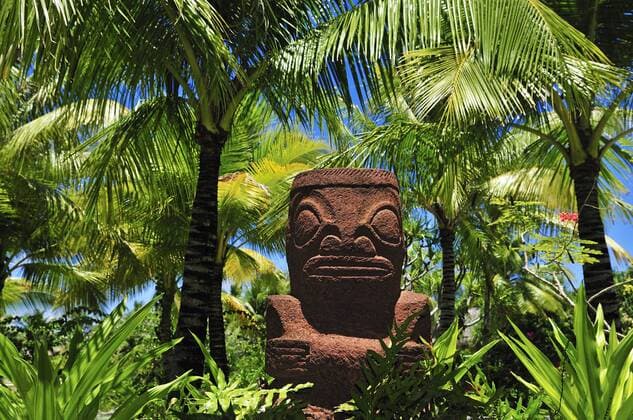  Steinskulptur, Saint Regis Bora Bora Resort, Bora Bora, Inseln unter dem Wind, Gesellschaftsinseln, Französisch-Polynesien, Pazifischer Ozean iblnex02197889