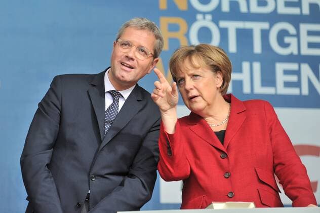 Wahlkampf NRW 2012 - Bundeskanzlerin Angela Merkel unterstützt Norbert Röttgen am 09.05.2012 in Gelsenkirchen. Die deutsche Bundeskanzlerin Angela Merkel ( CDU ), rechts - und der Bundesumweltminister und Oppositionsführer im NRW - Landtag Norbert Röttgen ( CDU ), links - während einer Wahlkampfveranstaltung der NRW - CDU am 09.05.2012 in Gelsenkirchen.