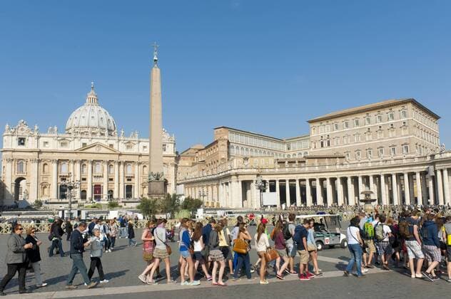 Römisch-katholische Kirche, viele Besucher in einer Warteschlange auf dem Petersplatz mit Obelisk, Petersdom, Basilica di San Pietro in Vaticano, Vatikan, Vatikanstadt, Rom, Latium, Italien, Südeuropa, Europa iblsau02235000
