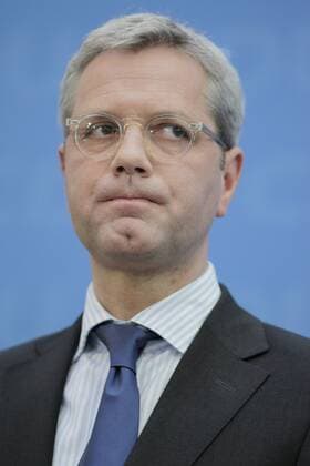 Berlin, Pressestatements der Vorsitzenden der CDU Deutschlands, Bundeskanzlerin Dr. Angela Merkel, und des Vorsitzenden der CDU Nordrhein-Westfalen, Bundesminister Dr. Norbert Röttgen, anlässlich der heutigen Gremiensitzungen im Konrad-Adenauer-Haus, Foto: Norbert Röttgen