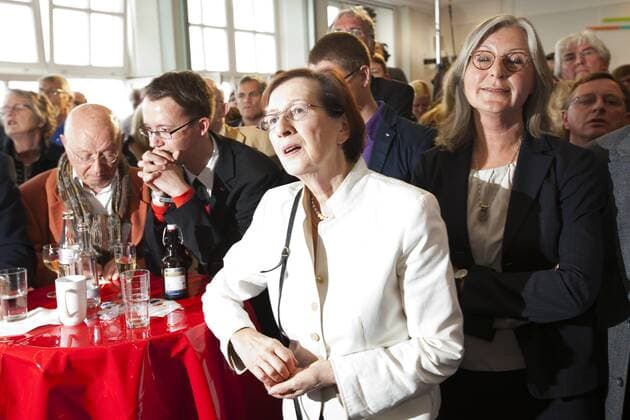 Kiel 06.05.2012 Heide Simonis ( SPD) und Teile der SPD-Fraktion bei der Bekanntgabe der 18.00 Uhr Hochrechnung. Landtagswahl in Schleswig-Holstein am 06.05.2012 in Kiel, Germany.