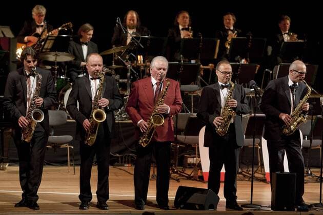 Die Swinglegenden Max Greger (Saxofon, Bildmitte im roten Jacket), Paul Kuhn (Klavier) und Hugo Strasser (Klarinette) sind gemeinsam auf Tour mit der SWR Bigband und geben ein umjubeltes Gastspiel im Kulturpalast Dresden, Kultur, Konzert;