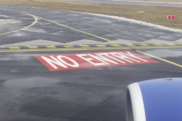 DE u, Deutschland, 21.12.2011: Rollbahn am Flughafen Frankfurt mit der Markierung: No Entry. Â