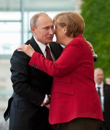 Bundeskanzlerin Angela MERKEL und Wladimir PUTIN Besuch und Empfang des russischen Präsidenten mit militaerischen Ehren im Bundeskanzleramt in Berlin, Deutschland am 01.06.2012.