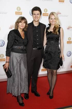 Christian Elsässer mit Mutter Rosi und Freundin Veronika Zunhammer Verleihung des Musikpreises Echo Jazz 2012 in der Gläsernen Manufaktur von Volkswagen, Dresden Foto:xR.xHardex xFuturexImage