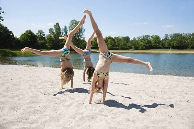 Mädchen macht Gymnastik am Strand