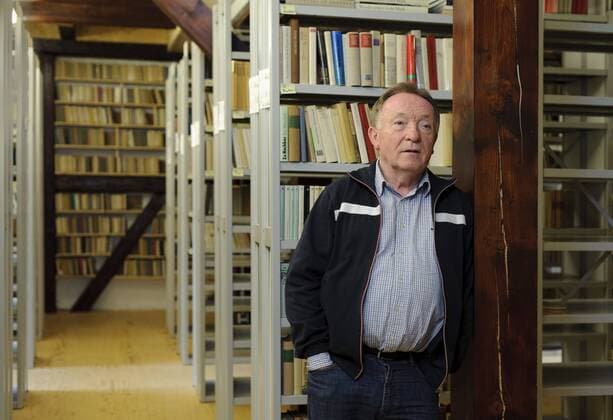 Schauspieler Peter Sodann, aufgenommen in seiner Bibliothek in Staucha am Dienstag (08.05.12).