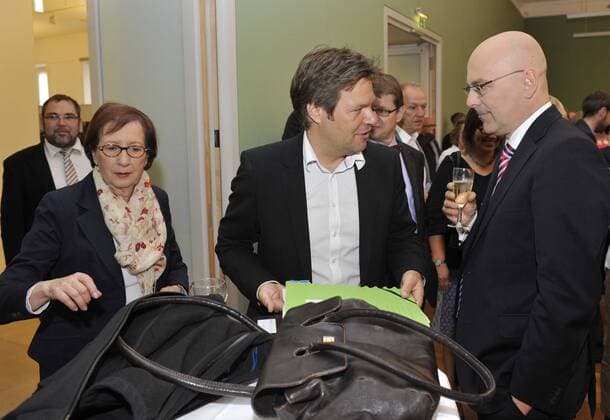 Schleswig-Holsteinischer Landtag wählt Ministerpräsidenten Schleswig-Holsteins Ministerpräsident Torsten Albig (SPD, r.) spricht am Dienstag (12.06.12) in Kiel während eines Empfangs nach einer Sitzung des schleswig-Holsteinischen Landtags mit Koalitionspartner Robert Habeck (Bündnis 90 Die Grünen), links die ehemalige Ministerpräsidentin Heide Simonis (SPD). Im Rahmen der Sitzung wählte das neu konstituierte Parlament Torsten Albig (SPD) zum neuen Ministerpräsidenten des Landes. TimxRiedigerx xnordpool