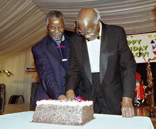 July 2001. South Africa. President Thabo Mbeki helping his father, Govan Mbeki cut his birthday cake. Gallo000034619