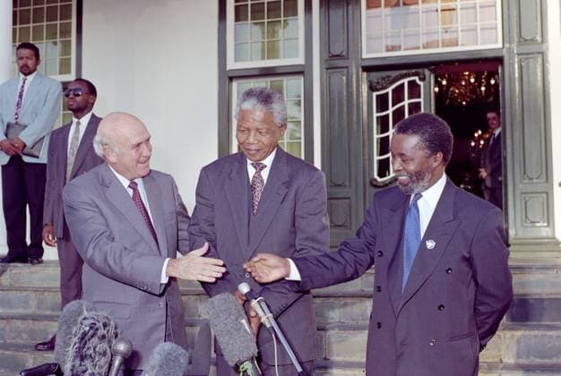 IMAGO History, Ende der Apartheid in Südafrika: 1990-1994 May 1994. South Africa. Tuinhuiys. Nelson Mandela, Thabo Mbeki and Frederik Willem (FW) de Klerk. Gallo000063681
