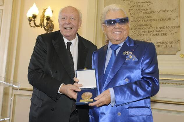 Michel Catty (Michou) erhält die Ehrenmedaille der Stadt Marseille - daneben: Jean Claude Gaudin - 15 06 2012 FranckPennant PANORAMIC 