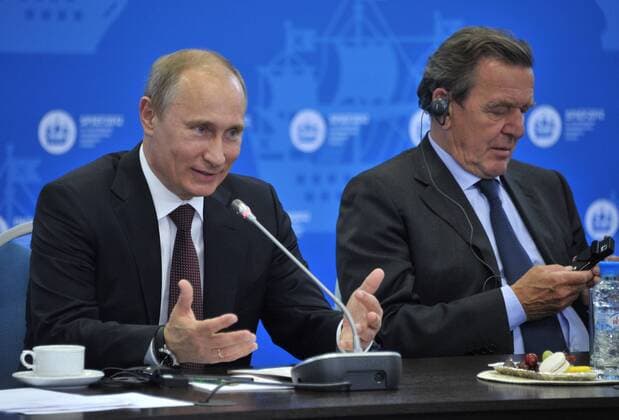 ITAR-TASS: ST PETERSBURG, RUSSIA. JUNE 21, 2012. Russia s president Vladimir Putin (L) meets with chief executives of energy companies at the 16th St Petersburg International Economic Forum. Right: former German chancellor Gerhard Schroder.  S008214D