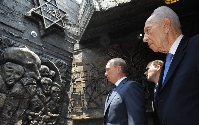 ITAR-TASS: NETANYA, ISRAEL. JUNE 25, 2012. Israeli president Shimon Peres (front) and Russia s president Vladimir Putin at the unveiling of a monument celebrating the victory of the Soviet Union s Red Army over Nazi Germany in World War II.  Highlight premiumd RE101EF2