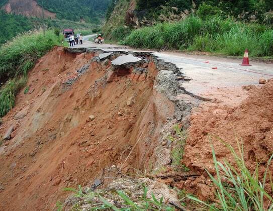 IMAGO Nature: Unsere Erde, Umweltprobleme, Bodenerosion (120626) -- SUICHUAN, June 26, 2012 (Xinhua) -- Photo taken on June 25, 2012 shows a landslide site on the Suigui Highway in Suichuan County, east China s Jiangxi Province. Torrential rainfall since June 21 has affected some 1 million people and led to disasters in 43 counties in Jiangxi Province, according to official figures. (Xinhua Rong Jianhua) (llp) CHINA-JIANGXI-TORRENTIAL RAINFALL (CN) 