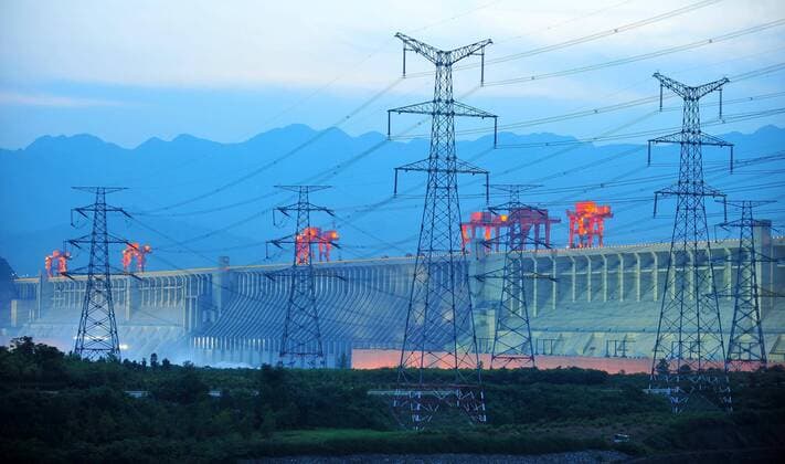 IMAGO Nature: Unsere Erde, Energiequellen, Wasserkraft (120704) -- YICHANG, July 4, 2012 (Xinhua) -- Photo taken on July 3, 2012 shows the Three Gorges Dam in Yichang, central China s Hubei Province. The Three Gorges Dam, the world s largest hydropower project, started working at full capacity on July 4 as the last of its 32 turbine generators was put into operation. The first generator went into operation on July 10, 2003. The last one, or the No. 27 unit, is one of six generators that make up the dam s underground power plant. The dam also has two smaller power plants, each having a generative capacity of 50,000 kilowatts (kw). The Three Gorges Dam s generators have a combined generating capacity of 22.5 million kw. The Three Gorges Project was launched in 1993 with a budget equivalent to 22.5 billion U.S. dollars. (Xinhua Xiao Yijiu)(mcg) CHINA-HUBEI-THREE GORGES DAM-FULL CAPACITY (CN) 