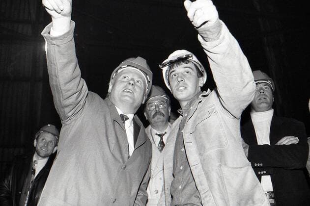 Saarlands Ministerpräsident Oskar Lafontaine besucht das Stahlwerk in Neunkirchen, fotografiert am 14. April 1994.