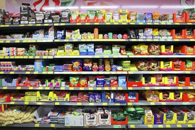 Lebensmittelabteilung, Regal mit verschiedenen Süßigkeiten, Weingummi, Gummibärchen, Bonbons, Drops, Lakritze. Grosser Supermarkt, Selbstbedienung. Deutschland, Europa.