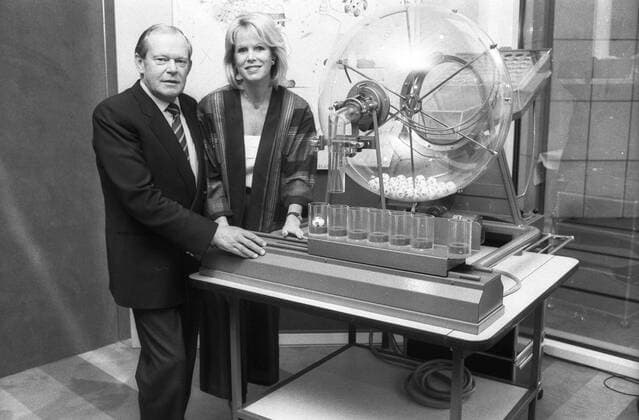 Lothar Lammers und Karin Tietze-Ludwig 10 85 brüg Lothar Lammers und Karin Tietze-Ludwig im Oktober 1985 Deutschland deutsch deutscher deutsche Mann Frau Moderatorin Moderation TV Fernsehen Lotto 6 aus 49 Westlotto Lottospiel Glücksspiel Westdeutsche Lotterie Fernsehlotterie Fernsehlotto Toto Erfinder Lottomaschine Ziehung Ziehungsgerät Gerät Maschine Lottozahlen quer halb stehend lächelnd sw