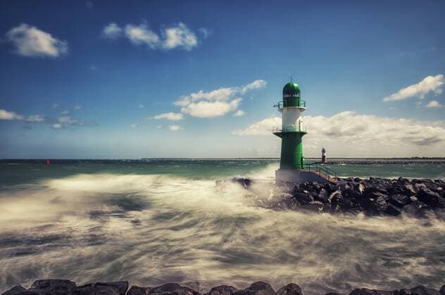 Hafeneinfahrt Warnemünde in der Brandung, Mecklenburg-Vorpommern, Deutschland, Europa iblfhr02289546