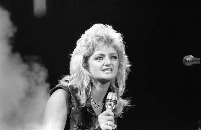 Bonnie Tyler (Sängerin) 06 84 stroe Bonnie Tyler am 21. Juni 1984 in der Hitsommernacht Wales walisisch walisische Waliserin Großbritannien Britin Musik Musikerin Gesang Rock Pop Rockmusik Rocksängerin TV Fernsehen welsh female singer quer halb Portrait neutral singend stehend Bühne live Auftritt Mikrofon sw