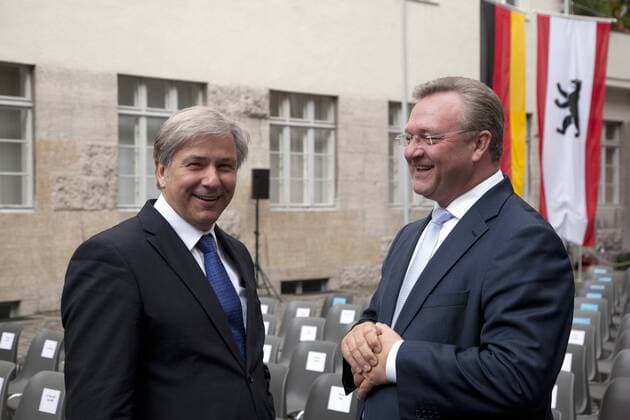 Berlin, den 20.07.2012 68. Jahrestag des Attentats- und Umsturzversuchs gegen Hitler durch Claus Schenk Graf von Stauffenberg - Bundesregierung gedenkt der Ermordeten des Widerstands gegen die nationalsozialistische Gewaltherrschaft mit einer Feierstunde im Ehrenhof des Bendlerblocks Foto: v.l. Klaus Wowereit, SPD, Regierender Buergermeister von Berlin und Frank Henkel, CDU, Innensenator von Berlin, im Ehrenhof des Bendlerblocks.