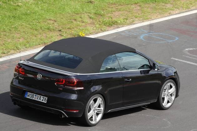 Prototyp Erlkönig Volkswagen Golf R Cabriolet bei Testfahrten auf einer Teststrecke, Deutschland.
