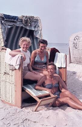 Baden im Meer GER, 19520820, Sommer am Meer, Ostseebad Waldesruh, Frauen im Strandkorb,