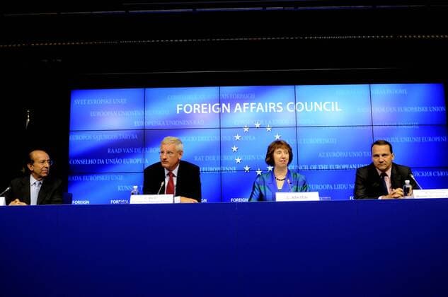 (120723) -- BRUSSELS, July 23, 2012 (Xinhua) -- Spain s Secretary of State Gonzalo Benito de Secades, Sweden s Minister for Foreign Affairs Carl Bildt, High Representative of the European Union (EU) for Foreign Affairs and Security Policy Catherine Ashton and Poland s Minister for Foreign Affairs Radoslaw Sikorski (from L to R) attend a press conference after the meeting of EU Foreign Ministers at the EU Council headquarters in Brussels, capital of Belgium, July 23, 2012. The European Union on Monday stepped up arms embargo and sanctions against the Syria government in response to increasing violence in the country. (Xinhua Alyssa Goodman) BELGIUM-EU-FM-MEETING 