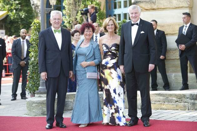 der baden-württembergische Ministerpräsident Winfried KRETSCHMANN mit Ehefrau Gerlinde, links, sowie der bayrische Ministerpräsident Horst SEEHOFER mit Ehefrau Karin - Eröffnung der Bayreuther Richard Wagner Festspiele - Grüner Hügel, Festspielhaus.